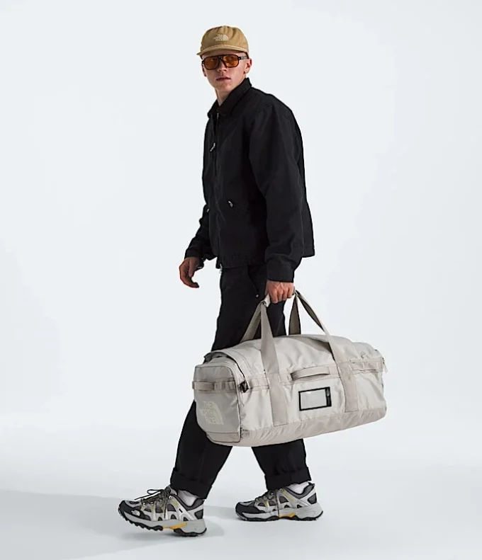 Base Camp Voyager Duffel – 62 liter Base Camp Voyager Duffel – 62 liter