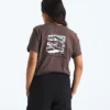 NSE Box Edge Of Light Infill Relaxed Tee för damer NSE Box Edge Of Light Infill Relaxed Tee för damer