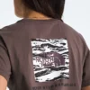 NSE Box Edge Of Light Infill Relaxed Tee för damer NSE Box Edge Of Light Infill Relaxed Tee för damer