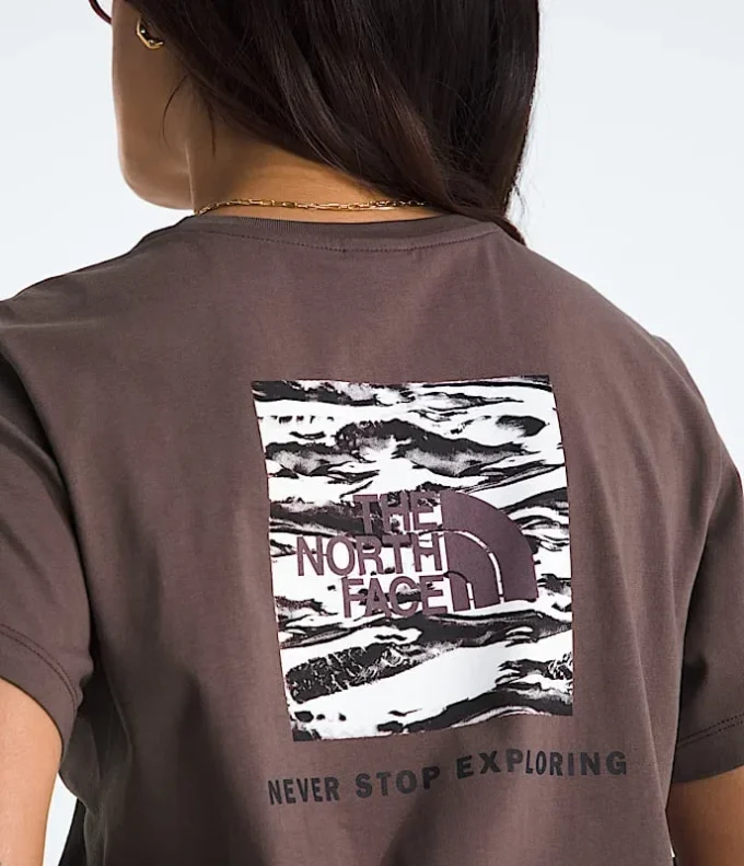 NSE Box Edge Of Light Infill Relaxed Tee för damer NSE Box Edge Of Light Infill Relaxed Tee för damer