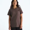 NSE Box Edge Of Light Infill Relaxed Tee för damer NSE Box Edge Of Light Infill Relaxed Tee för damer