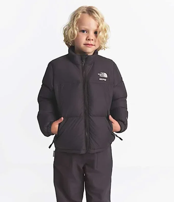 The North Face X SKIMS 1996 Nuptse-jacka för barn The North Face X SKIMS 1996 Nuptse-jacka för barn