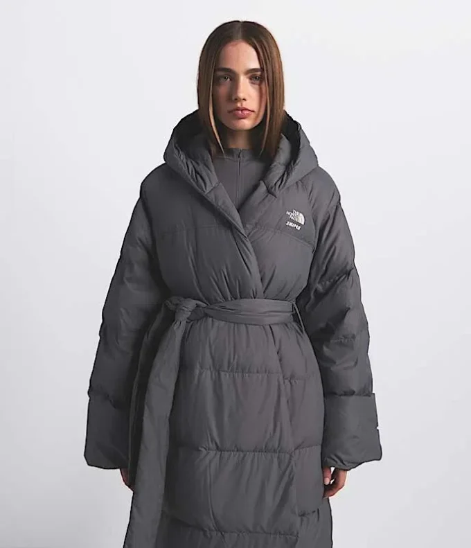 The North Face X SKIMS Nuptse Wrap Parka för damer The North Face X SKIMS Nuptse Wrap Parka för damer