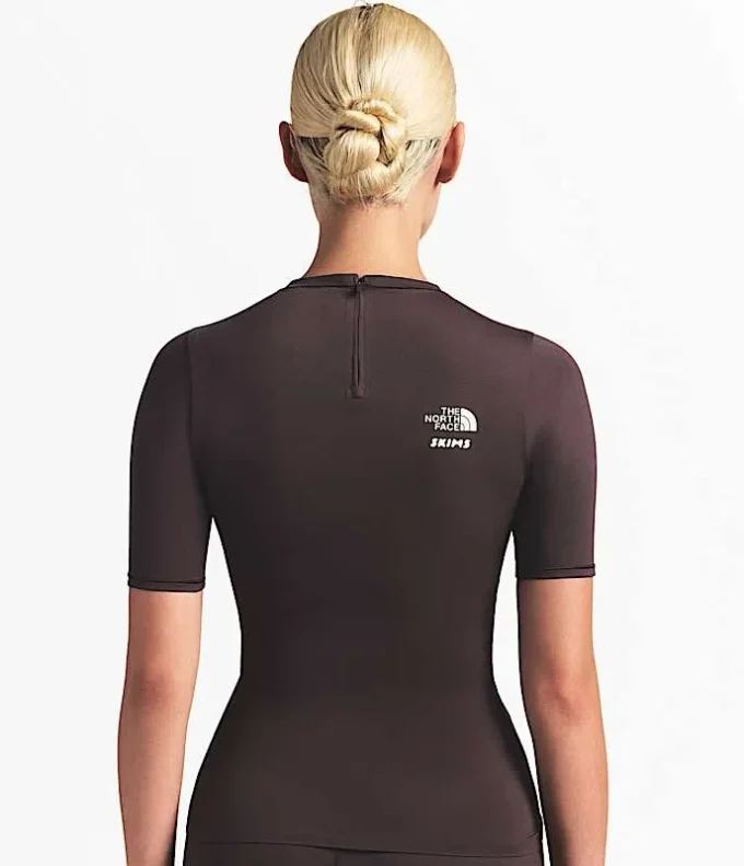 The North Face X SKIMS Refina kortärmad topp för damer The North Face X SKIMS Refina kortärmad topp för damer