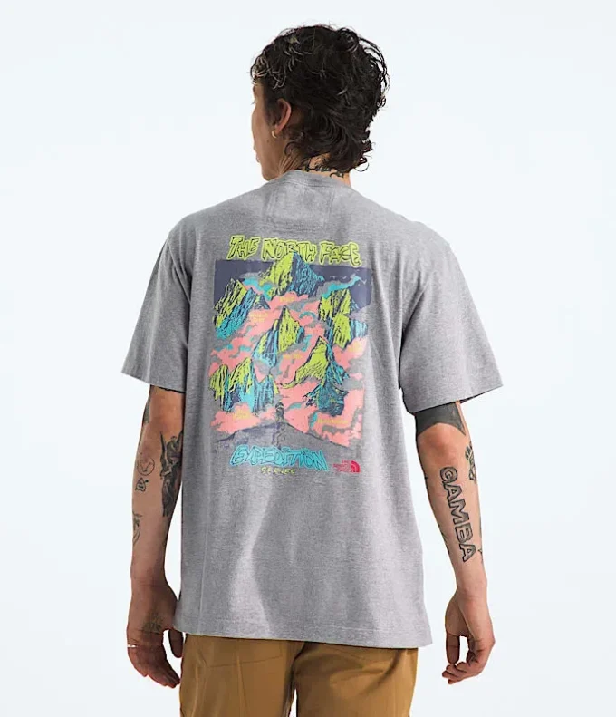 TNF™ Essential Expedition Series kortärmad T-shirt för herr – Grafik TNF™ Essential Expedition Series kortärmad T-shirt för herr – Grafik
