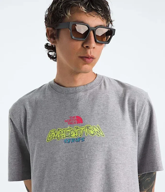 TNF™ Essential Expedition Series kortärmad T-shirt för herr – Grafik TNF™ Essential Expedition Series kortärmad T-shirt för herr – Grafik