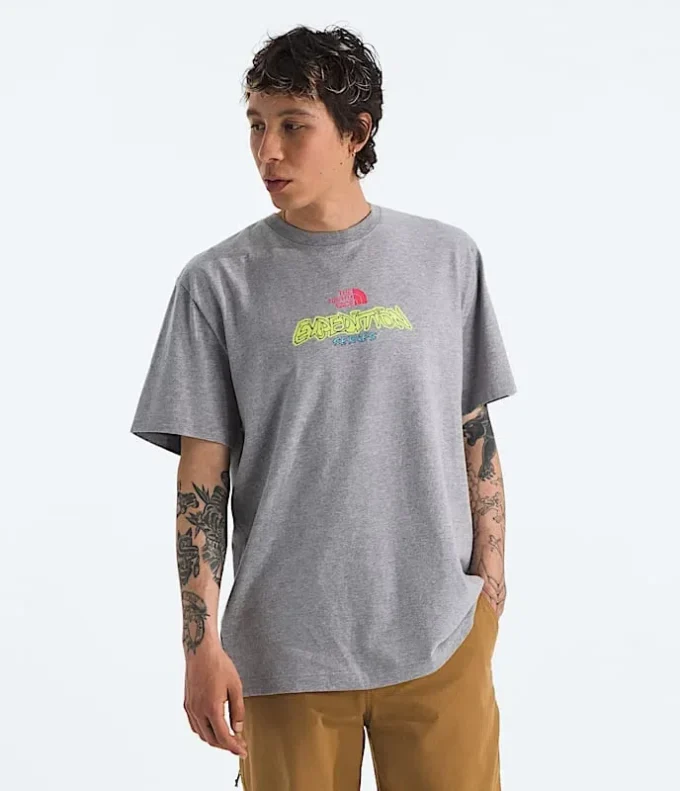 TNF™ Essential Expedition Series kortärmad T-shirt för herr – Grafik TNF™ Essential Expedition Series kortärmad T-shirt för herr – Grafik